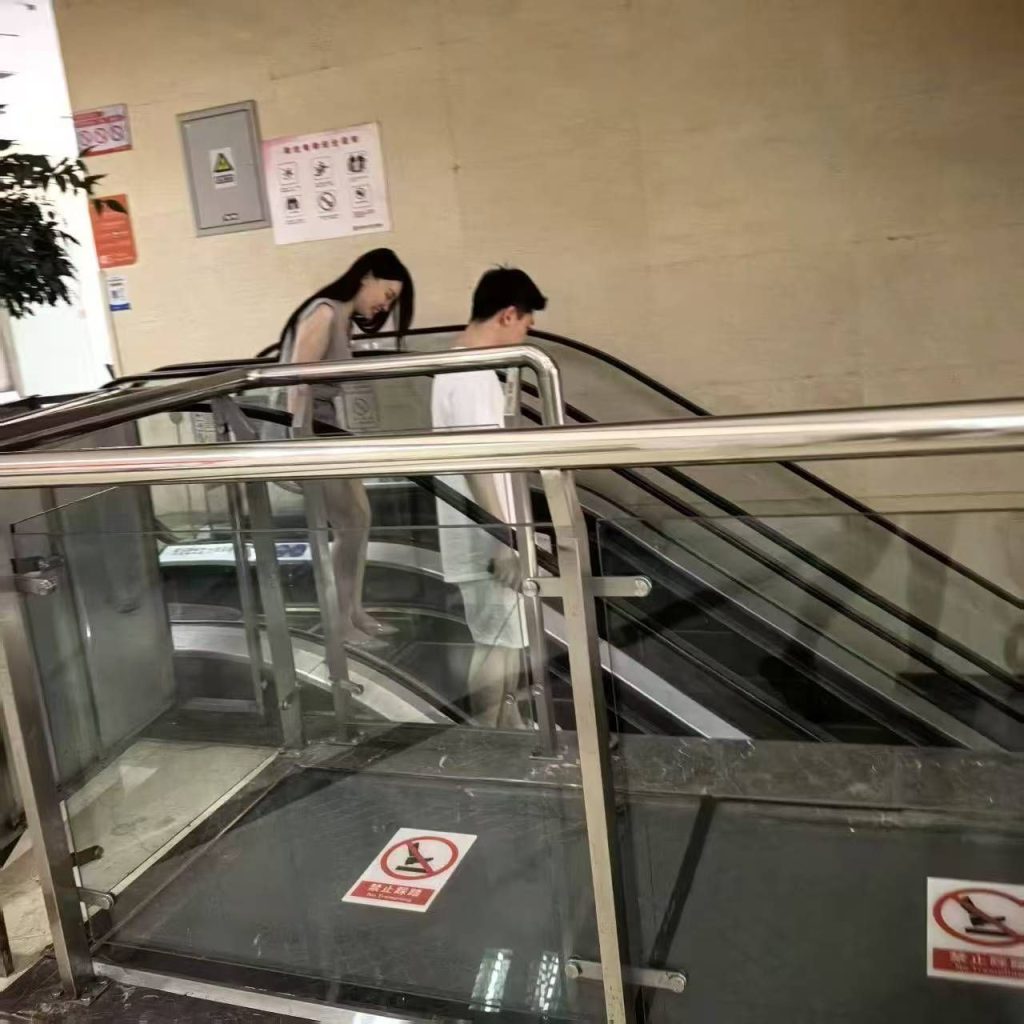 黑料网-现在的年青人啊，真是不挑时间地点，金牛区妇幼保健院内惊现不雅行为